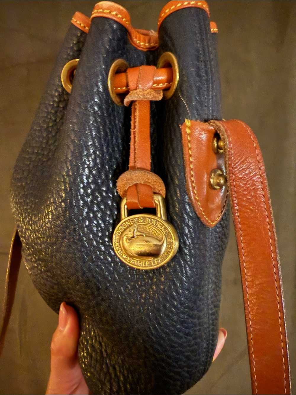 Vintage Dooney & Bourke Navy Pebble Leather Drawstring Crossbody with Tan Trim - Picture 6 of 6